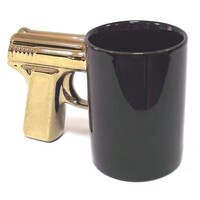 Кружка керамическая пистолет черная с позолоченной ручкой
